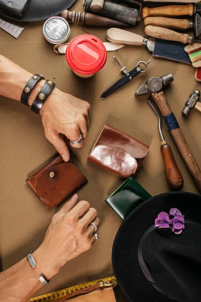 Leather goods master and handmade leather wallets. Workflow in the workshop. — Stock Photo, Image