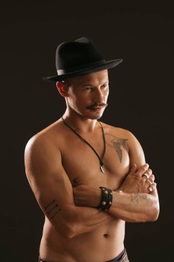 Siyah Arkaplanda Güçlü Atletik Seksi Kaslı Adam