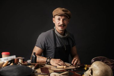 Profesyonel ayakkabıcı atölyesinde özel yapım ayakkabılar yapıyor ve onarıyor.