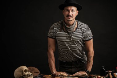 İşyerinde zanaatkar el sanatları aletleriyle poz veriyor.