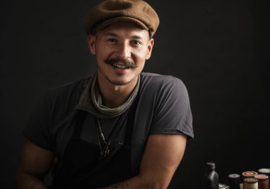 Stüdyonun beyaz arka planında kendine güvenen mutlu adamın yakın çekimi.