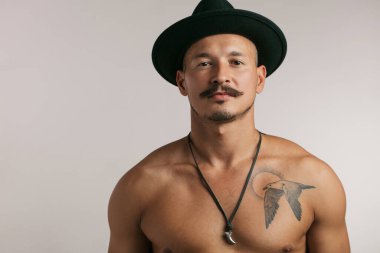 Beyaz bir arka planda yalnız yakışıklı kaslı adamlar.