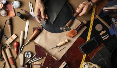 Deri yüzücü, doğal deri işiyle uğraşırken el işi aletleri kullanır..