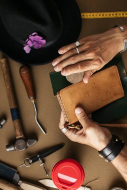 Deri yüzücü, doğal deri işiyle uğraşırken el işi aletleri kullanır..