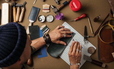 DIY araçlarıyla hakiki deri işçiliği üretimi