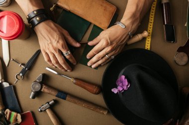 DIY araçlarıyla hakiki deri işçiliği üretimi