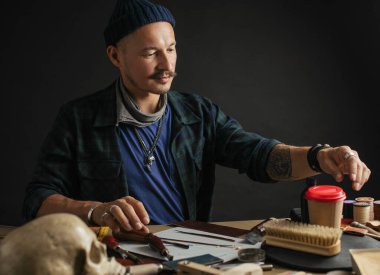 Ayakkabıcı ayakkabıyı tamir ediyor. Ayakkabıcı ayakkabı diker. Ayakkabı tamircisi..