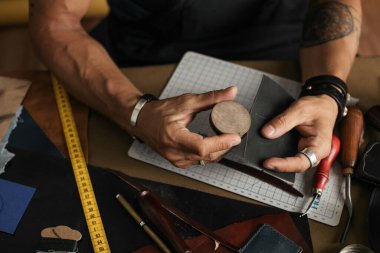 Ahşap arka planda ayakkabı temizleme. Fırçalı siyah ayakkabı.