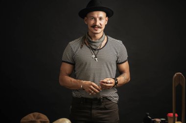 Profesyonel ayakkabıcı atölyesinde özel yapım ayakkabılar yapıyor ve onarıyor.