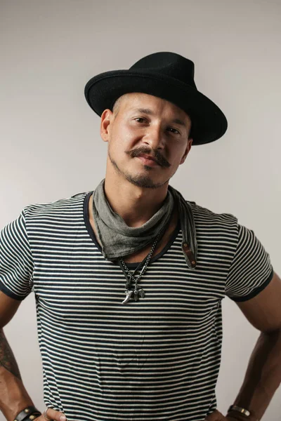 Fechar-se de homem feliz confiante sobre estúdio fundo branco — Fotografia de Stock