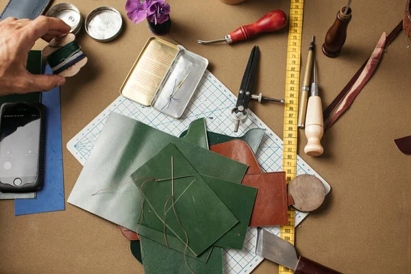 Conjunto de herramientas artesanales de cuero sobre fondo de papel. Lugar de trabajo para zapatero. — Foto de Stock