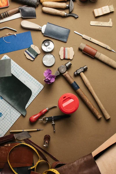 Conjunto de herramientas artesanales de cuero sobre fondo de papel. Lugar de trabajo para zapatero. — Foto de Stock