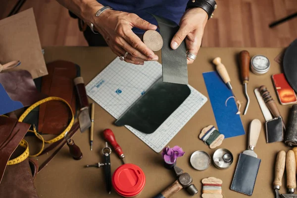 Proceso de trabajo de producción de billetera de cuero hecha a mano en el taller de cuero. —  Fotos de Stock