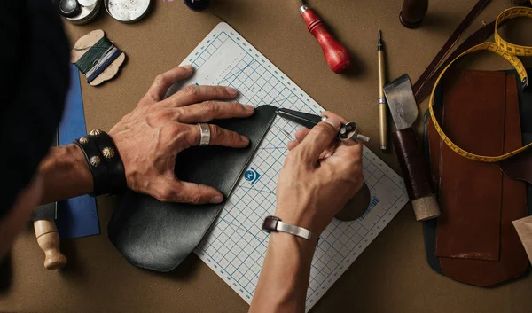 Processus de travail de la production de portefeuille en cuir fait main dans l'atelier de cuir. — Photo