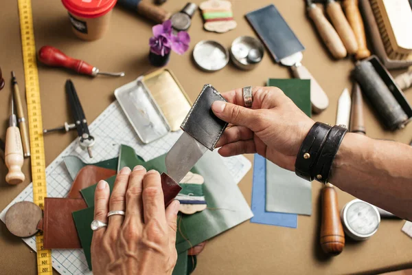 Producción artesanal de cuero genuino con herramientas de bricolaje — Foto de Stock