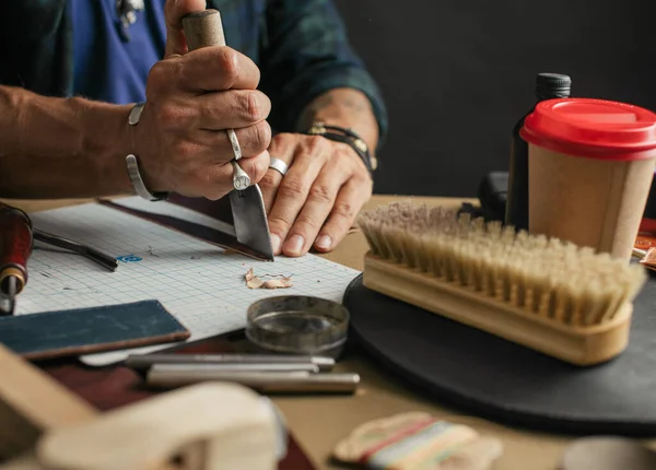 Portofele din piele și portofele din piele realizate manual. Fluxul de lucru în atelier . — Fotografie, imagine de stoc