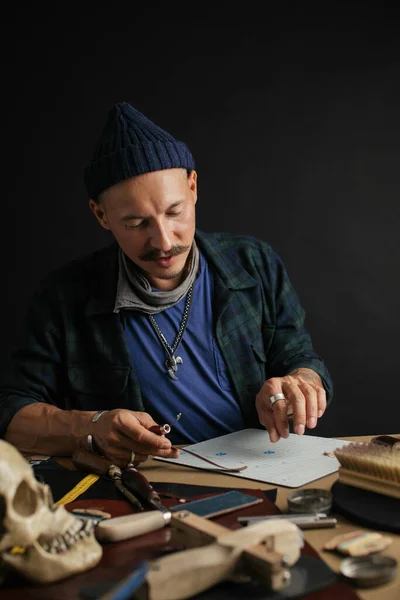 Maroquinerie maître et portefeuilles en cuir faits main. Flux de travail dans l'atelier. — Photo