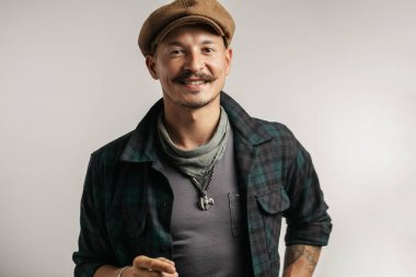 Neşeli bir zanaatkar akıllı telefon aracılığıyla internet üzerinden deri ürünler satıyor..