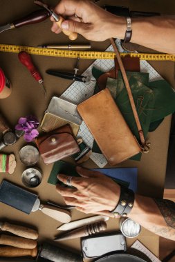 DIY araçlarıyla hakiki deri işçiliği üretimi