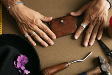 Deri eşya ustası ve el yapımı deri cüzdanlar. Atölyede çalışma akışı.