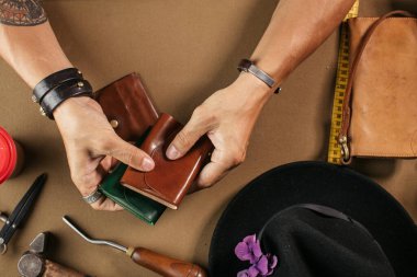 Deri eşya ustası ve el yapımı deri cüzdanlar. Atölyede çalışma akışı.