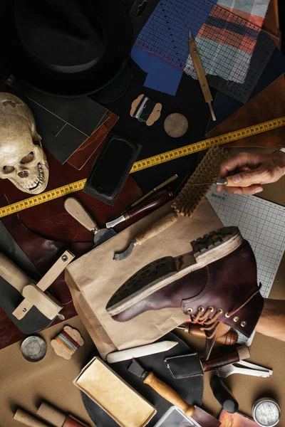 Primer plano de las manos del fabricante de zapatos produciendo botas en su taller de cuero — Foto de Stock