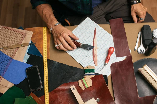Primer plano del artesano desollador que trabaja con cuero natural utilizando herramientas artesanales. — Foto de Stock