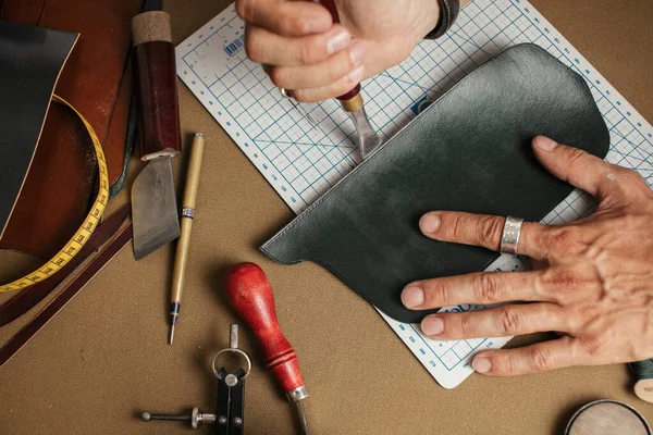 革工房で手作り革財布を作る作業工程. — ストック写真