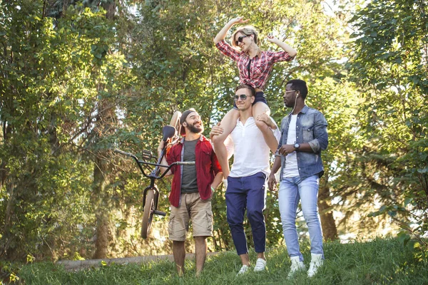 Nejlepší multiraciální přátelé visí spolu a procházky v parku v letní den. — Stock fotografie