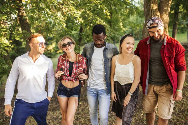 Migliori amici multirazziali appendere insieme e camminare nel parco in giorno d'estate. — Foto Stock