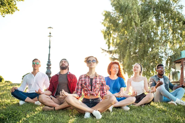 Yoga mensen in een park — Stockfoto