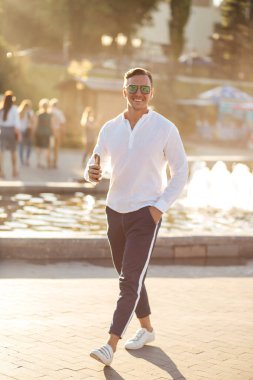 Genç, kendine güvenen sarışın bir adamın portresi.