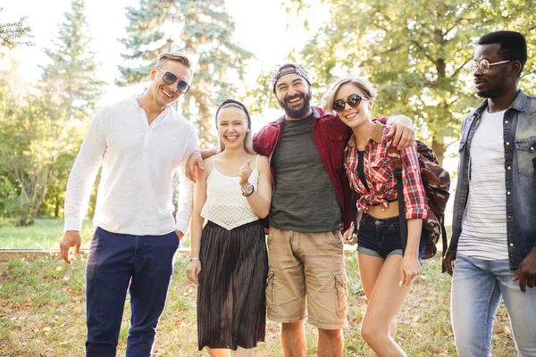 Groep van vrienden die plezier hebben samen buiten — Stockfoto