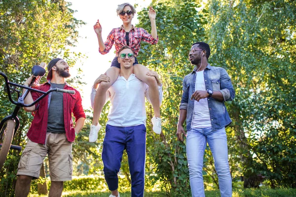 Diversi studenti rilassarsi all'aperto dopo le lezioni nel campus universitario. — Foto Stock