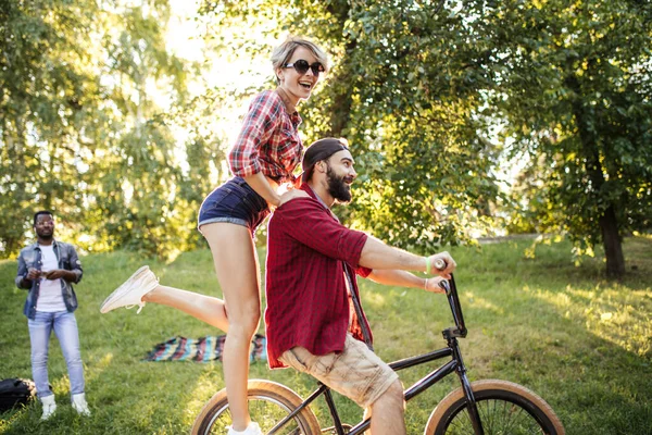 Ζευγάρι ιππασία ένα ποδήλατο στον ελεύθερο χρόνο τους και να διασκεδάζουν σε μια ηλιόλουστη μέρα του καλοκαιριού. — Φωτογραφία Αρχείου