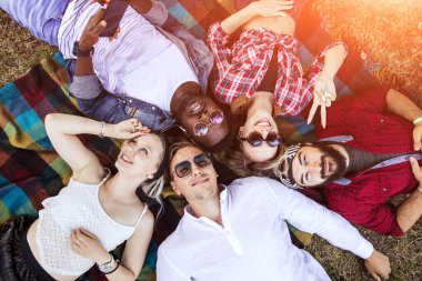 Parktaki arkadaşlar eğleniyor ve grup selfie 'si çekiyor.