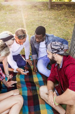 Parkta melez yarış arkadaşları palyaçonun üstünde piknik yapıyor..