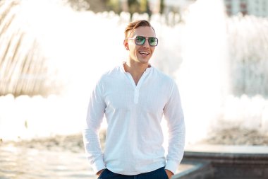 Genç, kendine güvenen sarışın bir adamın portresi.