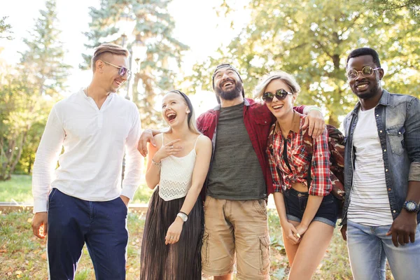 Groep van vrienden die plezier hebben samen buiten — Stockfoto