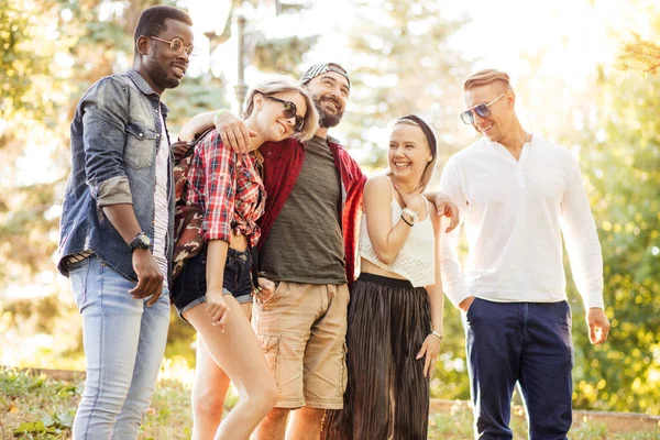 Groep van vrienden die plezier hebben samen buiten — Stockfoto