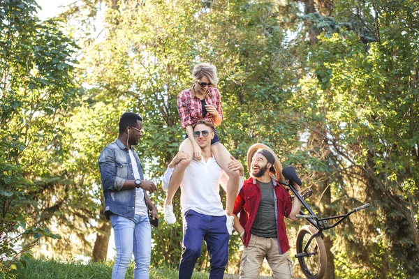 Melhores amigos multirraciais saindo juntos e andando no parque no dia de verão. — Fotografia de Stock