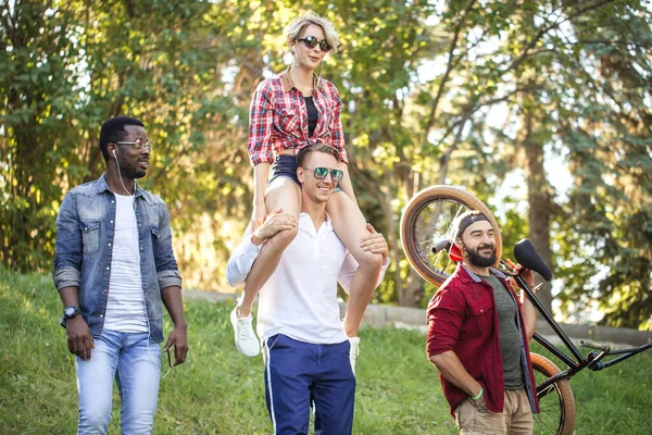 Migliori amici multirazziali appendere insieme e camminare nel parco in giorno d'estate. — Foto Stock
