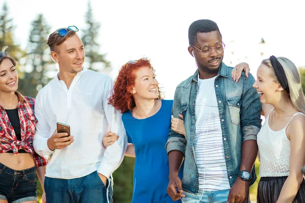 Multiculturele vriendengroep wandelen samen en hebben plezier dag buiten. — Stockfoto