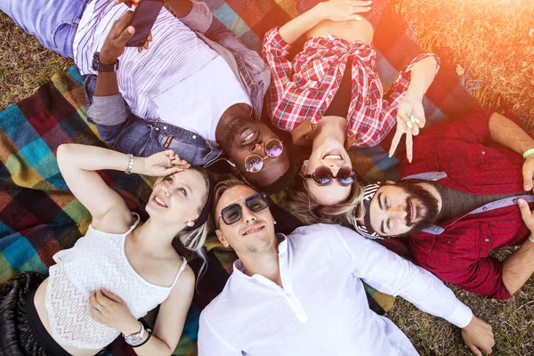 Vänner i parken har roligt och gör en grupp selfie — Stockfoto