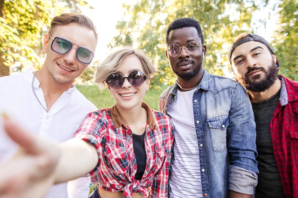 Groepsportret van multi-etnische vrienden die plezier hebben samen buiten. — Stockfoto