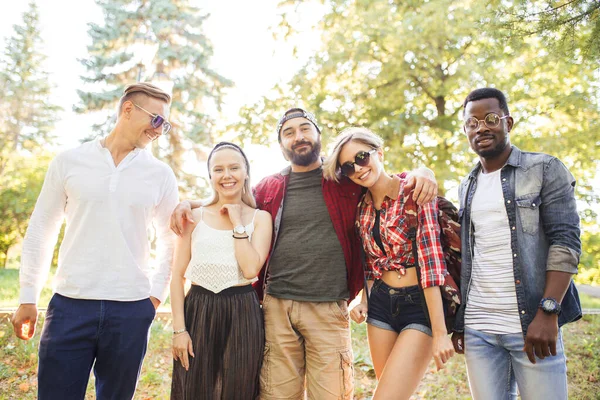 Groep van vrienden die plezier hebben samen buiten — Stockfoto