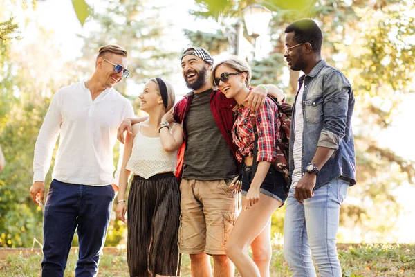 Groepsportret van multi-etnische vrienden die plezier hebben samen buiten. — Stockfoto