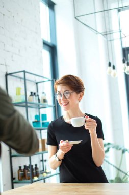 Ofiste kahve içerken sohbet eden iş adamları