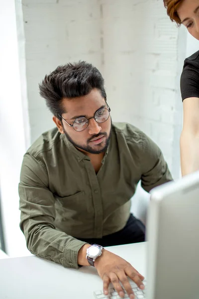 Creatief ontwerpers manager tonen nieuwe startup idee op monitor voor zijn vrouwelijke baas — Stockfoto