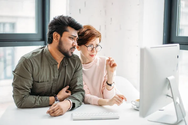 Obchodní muž a žena kolegové při pohledu na počítač se snaží vyřešit problémy v úřadu — Stock fotografie